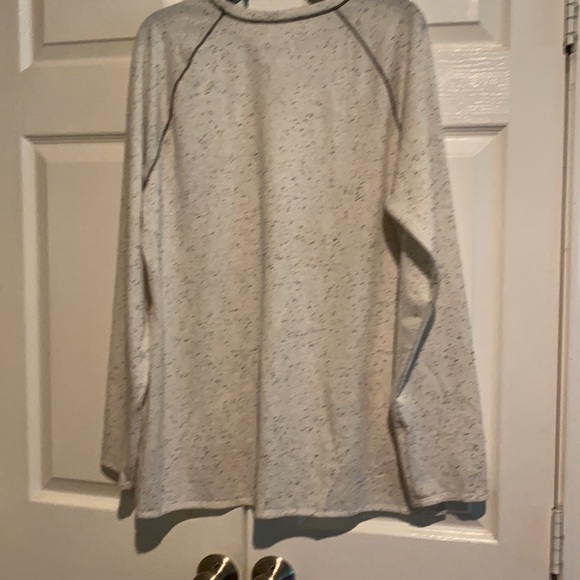 Long sleeves tee w/thread v neck simulation nwot - Picture 4 of 6